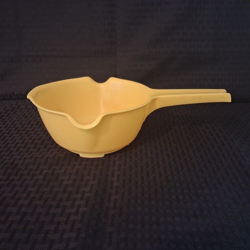 Rubbermaid #2930 1 Quart Yellow 2 Spout Strainer Colander with Handle